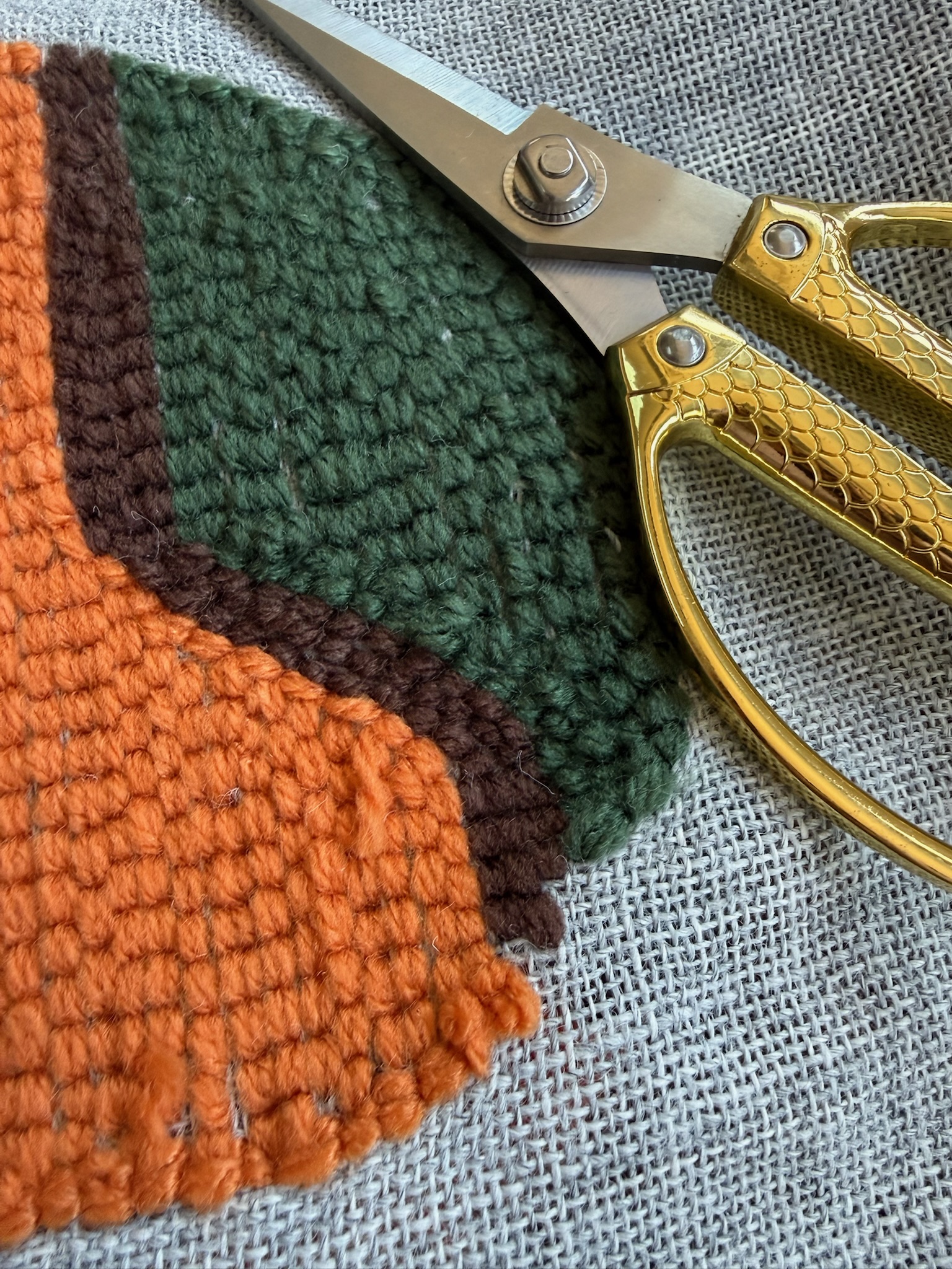 Trimming and carving a finished rug